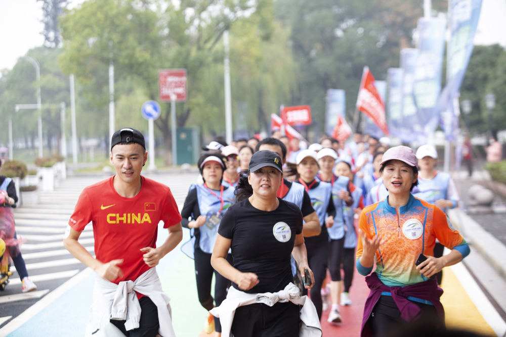 曾敏+《柳叶湖最美赛道 》+摄影类+常德民盟     图说：世界冠军王军霞奔跑在柳叶湖最美赛道